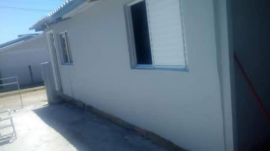 KITNET 01 em TORRES-RS - MELHOR CUSTO BENEFICIO na mais bela praia Gaúcha - cozinha - banheiro - ar condicionado - Smart TV 32' Android Apps Youtube - Netflix - Prime Vídeo e Wi-Fi - Estacionamento - Acomoda até 4 pessoas - Anfitriã Superhost no BnB Torres Exterior foto