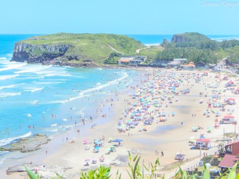 KITNET 01 em TORRES-RS - MELHOR CUSTO BENEFICIO na mais bela praia Gaúcha - cozinha - banheiro - ar condicionado - Smart TV 32' Android Apps Youtube - Netflix - Prime Vídeo e Wi-Fi - Estacionamento - Acomoda até 4 pessoas - Anfitriã Superhost no BnB Torres Exterior foto