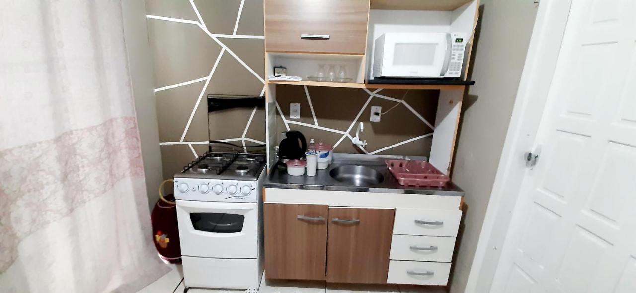 KITNET 01 em TORRES-RS - MELHOR CUSTO BENEFICIO na mais bela praia Gaúcha - cozinha - banheiro - ar condicionado - Smart TV 32' Android Apps Youtube - Netflix - Prime Vídeo e Wi-Fi - Estacionamento - Acomoda até 4 pessoas - Anfitriã Superhost no BnB Torres Exterior foto