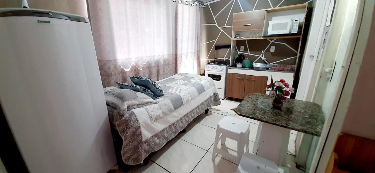 KITNET 01 em TORRES-RS - MELHOR CUSTO BENEFICIO na mais bela praia Gaúcha - cozinha - banheiro - ar condicionado - Smart TV 32' Android Apps Youtube - Netflix - Prime Vídeo e Wi-Fi - Estacionamento - Acomoda até 4 pessoas - Anfitriã Superhost no BnB Torres Exterior foto