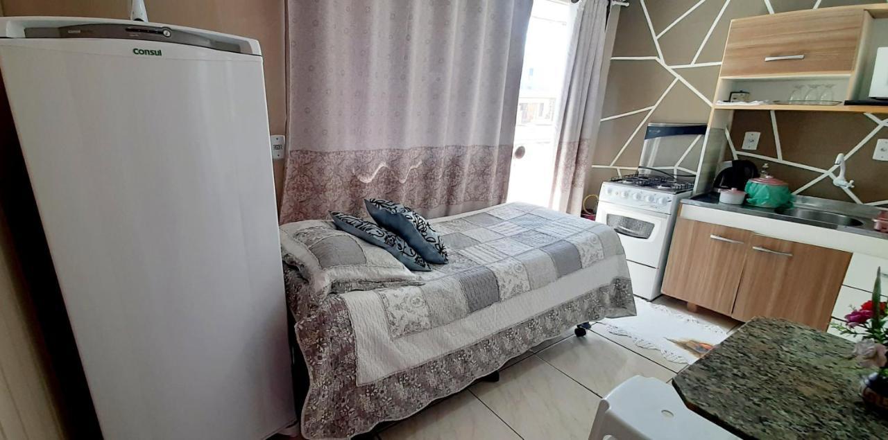KITNET 01 em TORRES-RS - MELHOR CUSTO BENEFICIO na mais bela praia Gaúcha - cozinha - banheiro - ar condicionado - Smart TV 32' Android Apps Youtube - Netflix - Prime Vídeo e Wi-Fi - Estacionamento - Acomoda até 4 pessoas - Anfitriã Superhost no BnB Torres Exterior foto