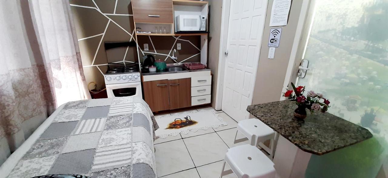 KITNET 01 em TORRES-RS - MELHOR CUSTO BENEFICIO na mais bela praia Gaúcha - cozinha - banheiro - ar condicionado - Smart TV 32' Android Apps Youtube - Netflix - Prime Vídeo e Wi-Fi - Estacionamento - Acomoda até 4 pessoas - Anfitriã Superhost no BnB Torres Exterior foto