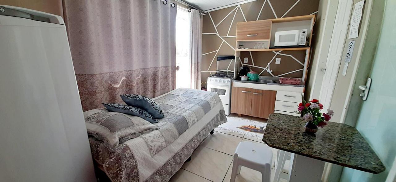 KITNET 01 em TORRES-RS - MELHOR CUSTO BENEFICIO na mais bela praia Gaúcha - cozinha - banheiro - ar condicionado - Smart TV 32' Android Apps Youtube - Netflix - Prime Vídeo e Wi-Fi - Estacionamento - Acomoda até 4 pessoas - Anfitriã Superhost no BnB Torres Exterior foto