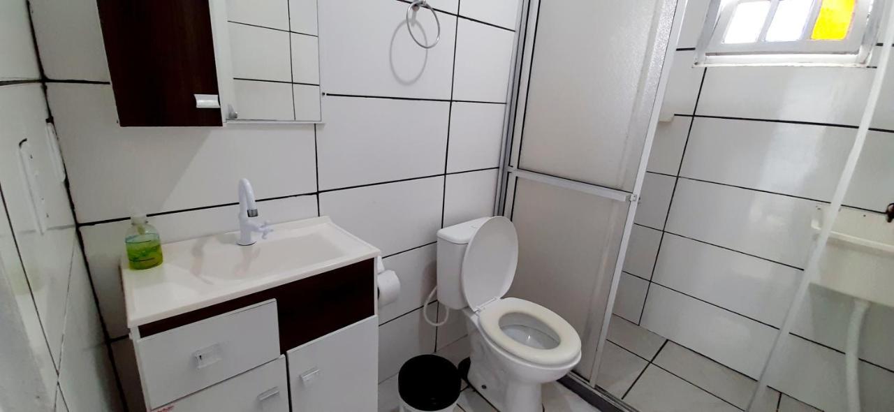 KITNET 01 em TORRES-RS - MELHOR CUSTO BENEFICIO na mais bela praia Gaúcha - cozinha - banheiro - ar condicionado - Smart TV 32' Android Apps Youtube - Netflix - Prime Vídeo e Wi-Fi - Estacionamento - Acomoda até 4 pessoas - Anfitriã Superhost no BnB Torres Exterior foto
