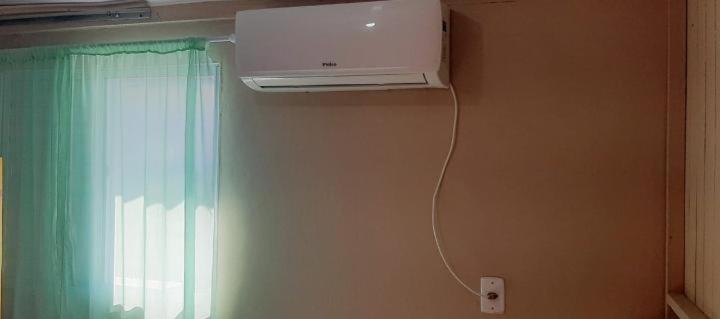 KITNET 01 em TORRES-RS - MELHOR CUSTO BENEFICIO na mais bela praia Gaúcha - cozinha - banheiro - ar condicionado - Smart TV 32' Android Apps Youtube - Netflix - Prime Vídeo e Wi-Fi - Estacionamento - Acomoda até 4 pessoas - Anfitriã Superhost no BnB Torres Exterior foto