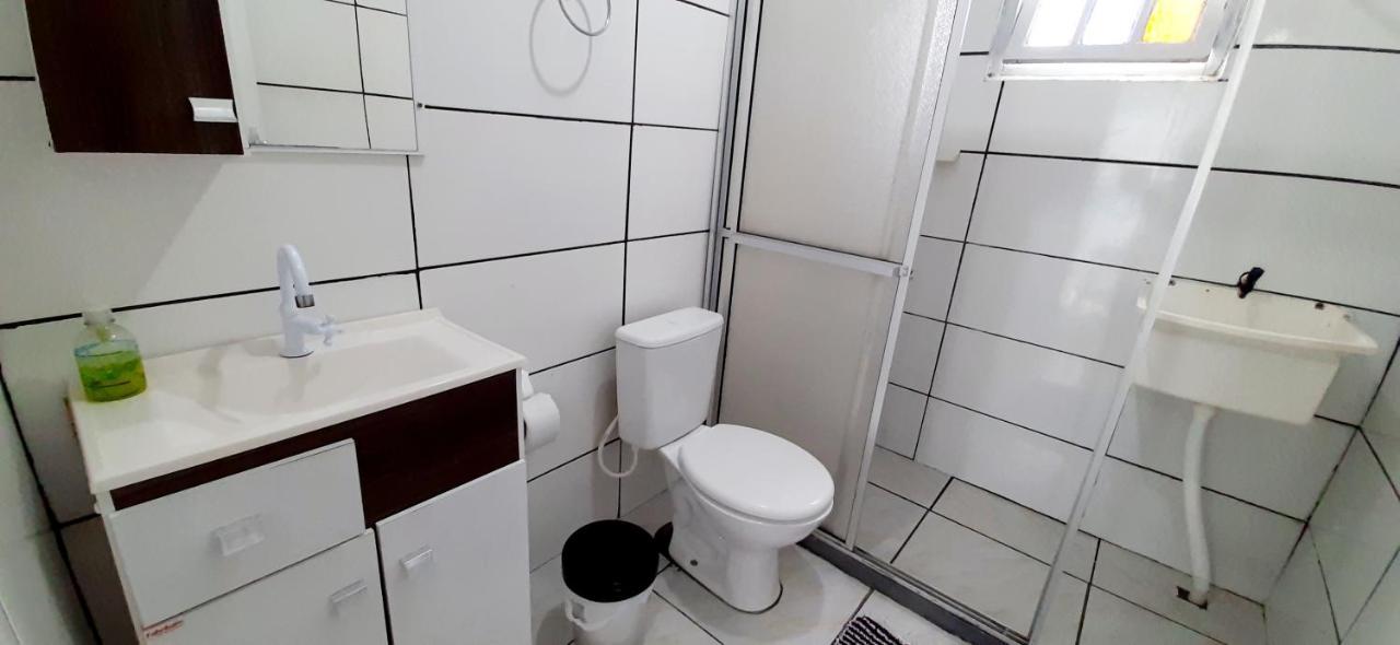 KITNET 01 em TORRES-RS - MELHOR CUSTO BENEFICIO na mais bela praia Gaúcha - cozinha - banheiro - ar condicionado - Smart TV 32' Android Apps Youtube - Netflix - Prime Vídeo e Wi-Fi - Estacionamento - Acomoda até 4 pessoas - Anfitriã Superhost no BnB Torres Exterior foto