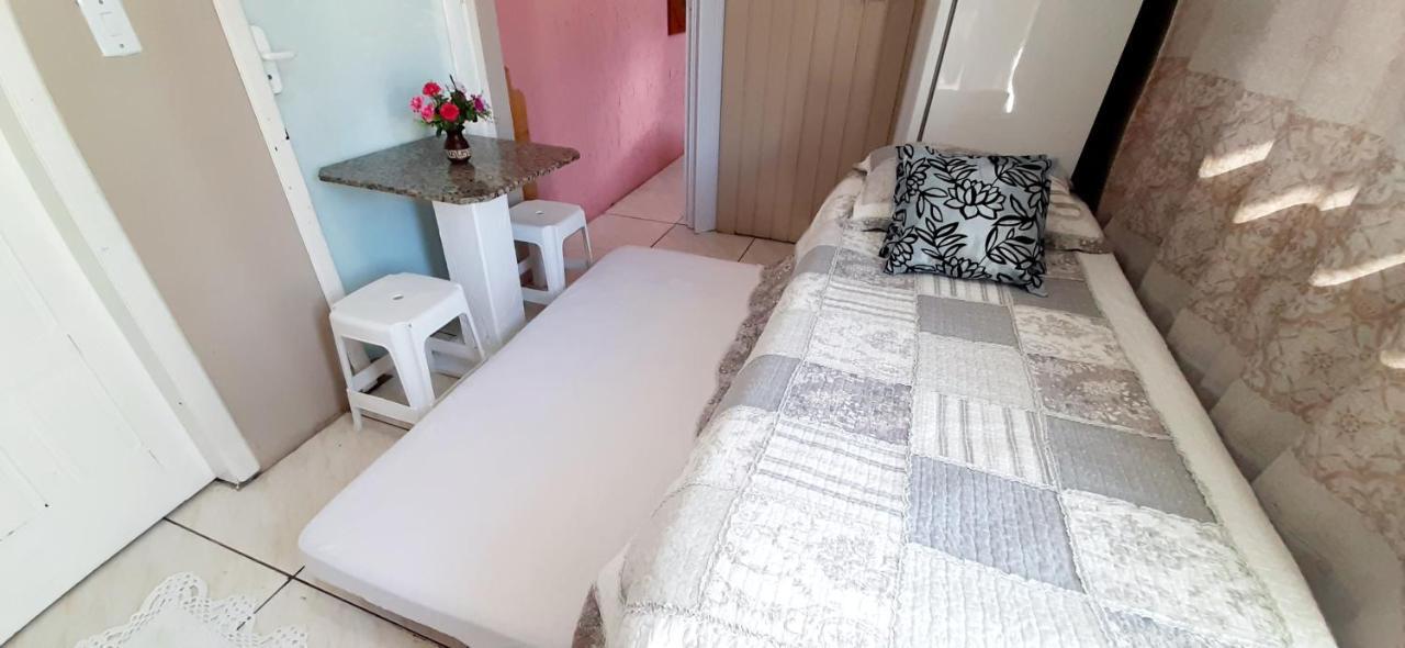 KITNET 01 em TORRES-RS - MELHOR CUSTO BENEFICIO na mais bela praia Gaúcha - cozinha - banheiro - ar condicionado - Smart TV 32' Android Apps Youtube - Netflix - Prime Vídeo e Wi-Fi - Estacionamento - Acomoda até 4 pessoas - Anfitriã Superhost no BnB Torres Exterior foto