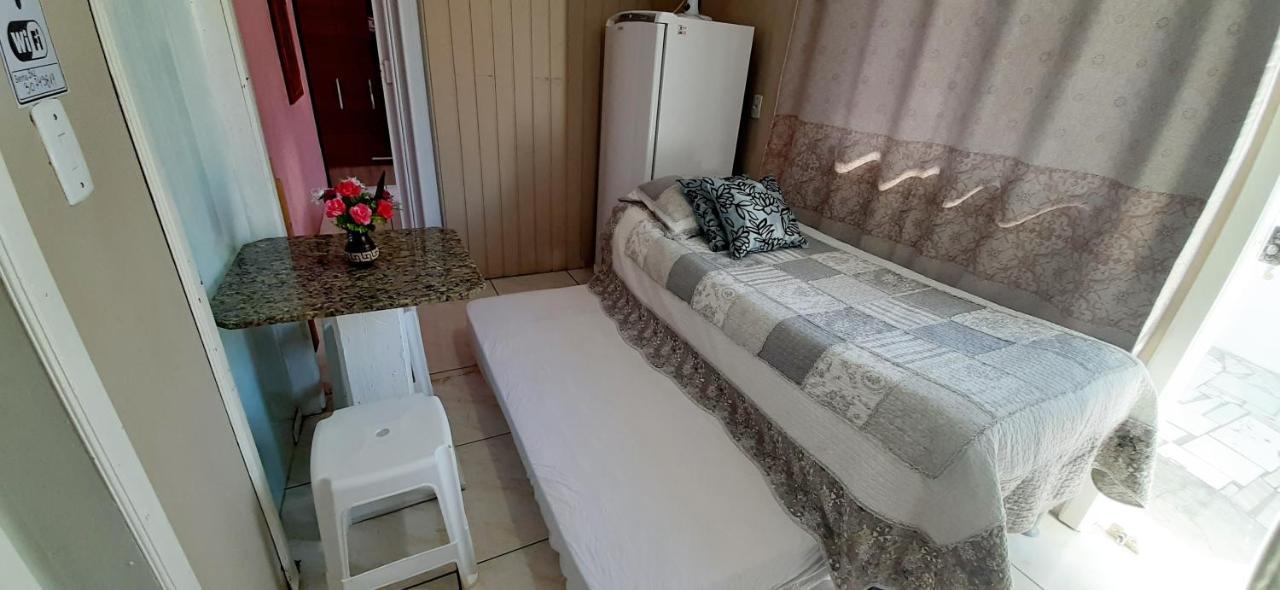 KITNET 01 em TORRES-RS - MELHOR CUSTO BENEFICIO na mais bela praia Gaúcha - cozinha - banheiro - ar condicionado - Smart TV 32' Android Apps Youtube - Netflix - Prime Vídeo e Wi-Fi - Estacionamento - Acomoda até 4 pessoas - Anfitriã Superhost no BnB Torres Exterior foto