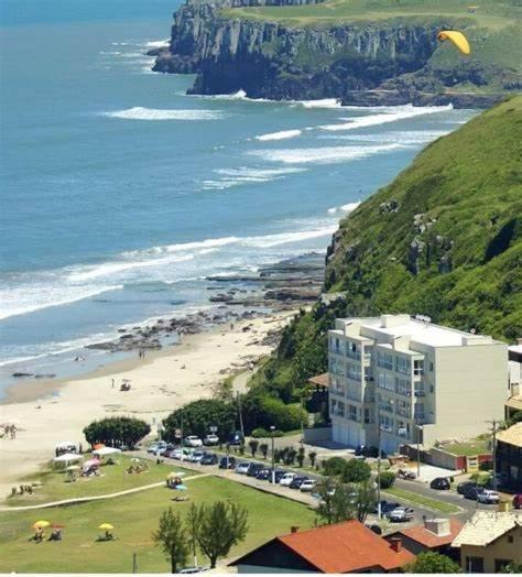 KITNET 01 em TORRES-RS - MELHOR CUSTO BENEFICIO na mais bela praia Gaúcha - cozinha - banheiro - ar condicionado - Smart TV 32' Android Apps Youtube - Netflix - Prime Vídeo e Wi-Fi - Estacionamento - Acomoda até 4 pessoas - Anfitriã Superhost no BnB Torres Exterior foto