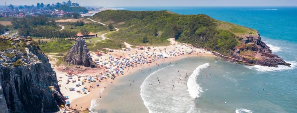 KITNET 01 em TORRES-RS - MELHOR CUSTO BENEFICIO na mais bela praia Gaúcha - cozinha - banheiro - ar condicionado - Smart TV 32' Android Apps Youtube - Netflix - Prime Vídeo e Wi-Fi - Estacionamento - Acomoda até 4 pessoas - Anfitriã Superhost no BnB Torres Exterior foto