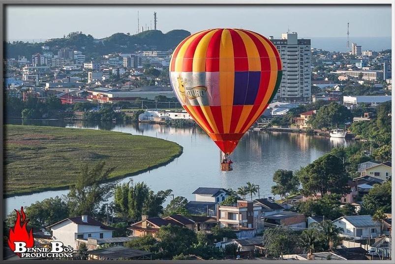 KITNET 01 em TORRES-RS - MELHOR CUSTO BENEFICIO na mais bela praia Gaúcha - cozinha - banheiro - ar condicionado - Smart TV 32' Android Apps Youtube - Netflix - Prime Vídeo e Wi-Fi - Estacionamento - Acomoda até 4 pessoas - Anfitriã Superhost no BnB Torres Exterior foto