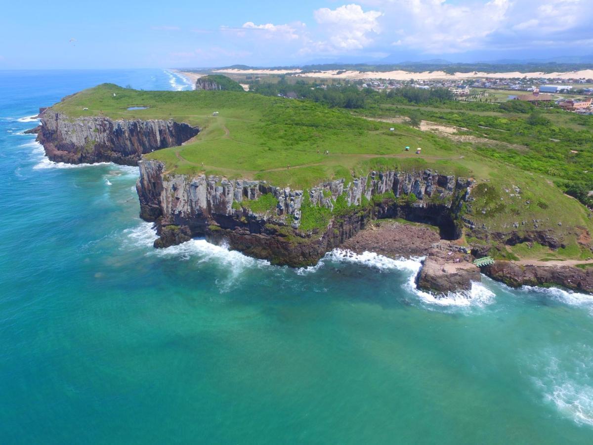 KITNET 01 em TORRES-RS - MELHOR CUSTO BENEFICIO na mais bela praia Gaúcha - cozinha - banheiro - ar condicionado - Smart TV 32' Android Apps Youtube - Netflix - Prime Vídeo e Wi-Fi - Estacionamento - Acomoda até 4 pessoas - Anfitriã Superhost no BnB Torres Exterior foto