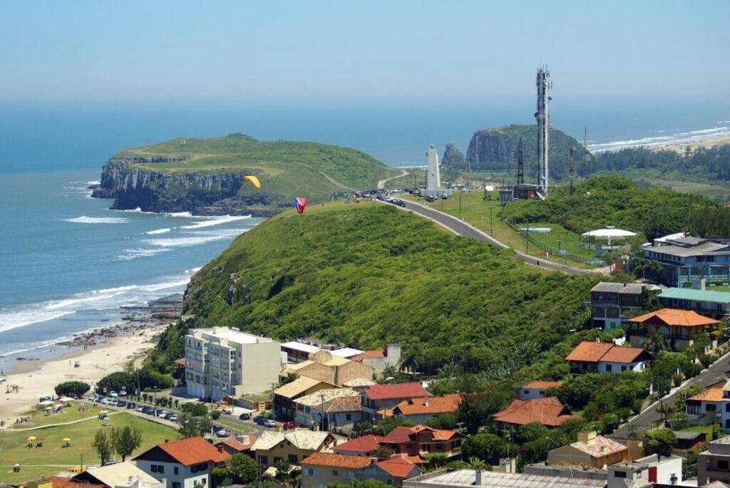 KITNET 01 em TORRES-RS - MELHOR CUSTO BENEFICIO na mais bela praia Gaúcha - cozinha - banheiro - ar condicionado - Smart TV 32' Android Apps Youtube - Netflix - Prime Vídeo e Wi-Fi - Estacionamento - Acomoda até 4 pessoas - Anfitriã Superhost no BnB Torres Exterior foto