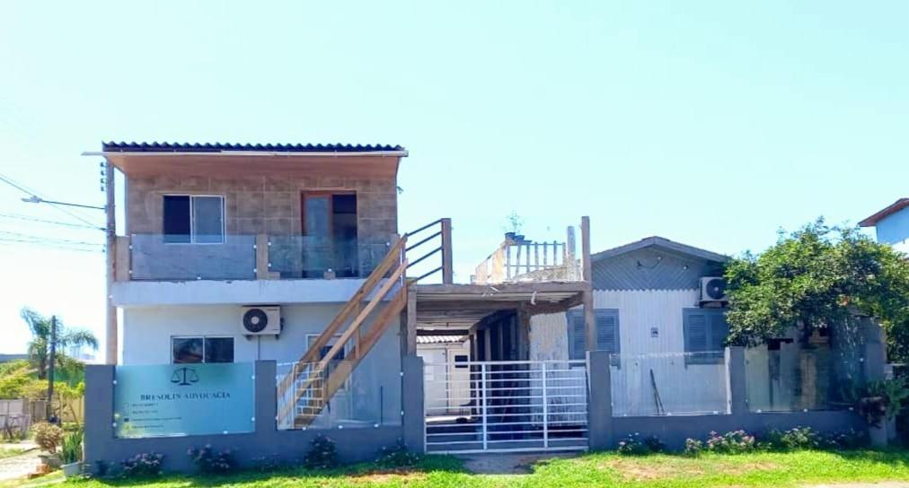 KITNET 01 em TORRES-RS - MELHOR CUSTO BENEFICIO na mais bela praia Gaúcha - cozinha - banheiro - ar condicionado - Smart TV 32' Android Apps Youtube - Netflix - Prime Vídeo e Wi-Fi - Estacionamento - Acomoda até 4 pessoas - Anfitriã Superhost no BnB Torres Exterior foto
