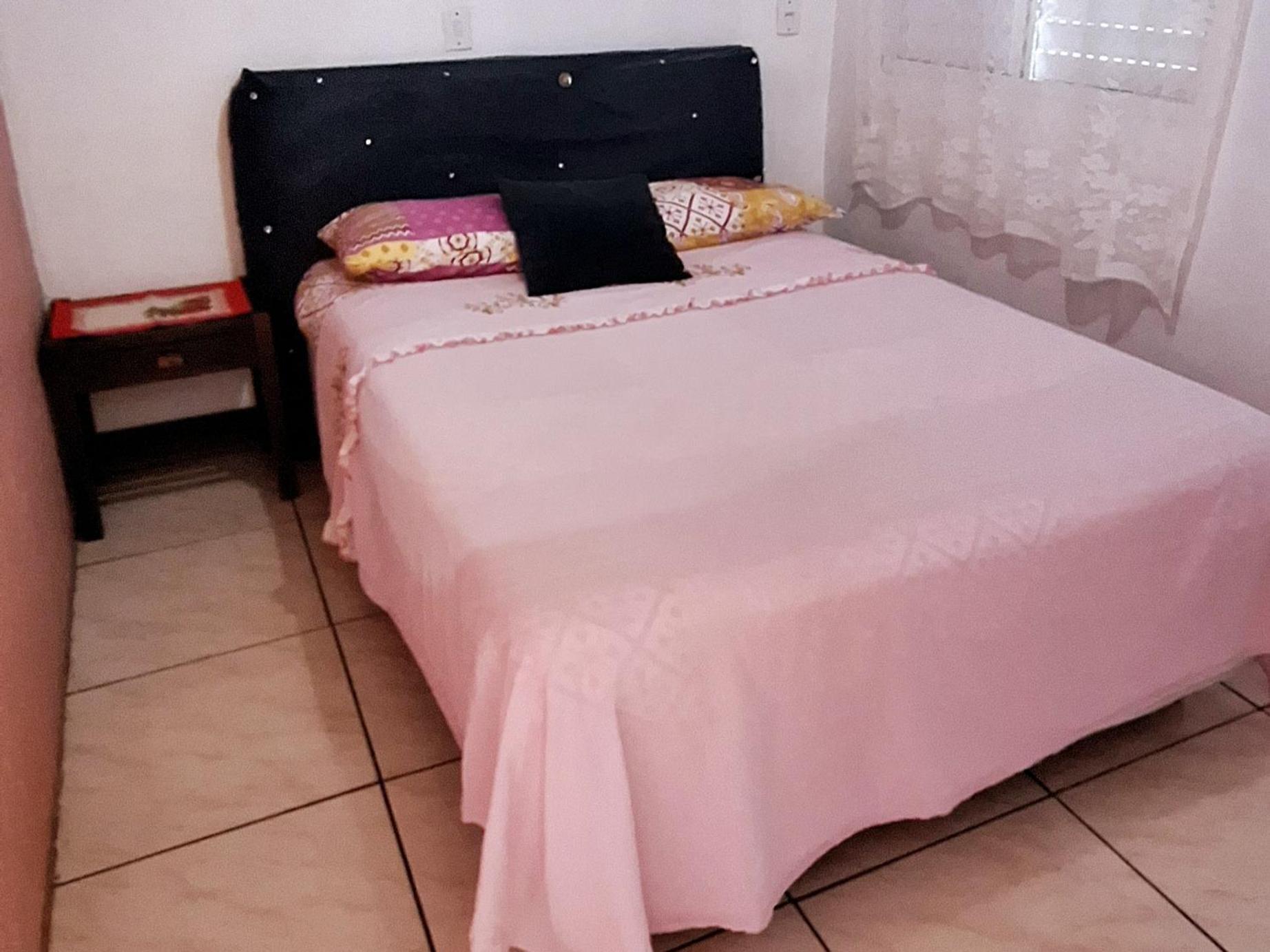 KITNET 01 em TORRES-RS - MELHOR CUSTO BENEFICIO na mais bela praia Gaúcha - cozinha - banheiro - ar condicionado - Smart TV 32' Android Apps Youtube - Netflix - Prime Vídeo e Wi-Fi - Estacionamento - Acomoda até 4 pessoas - Anfitriã Superhost no BnB Torres Exterior foto
