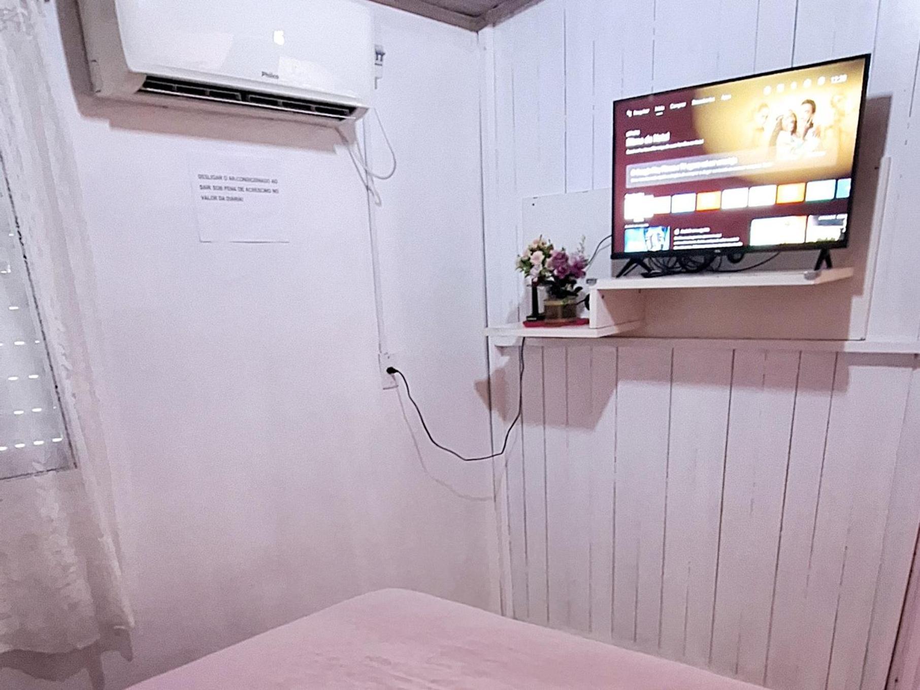 KITNET 01 em TORRES-RS - MELHOR CUSTO BENEFICIO na mais bela praia Gaúcha - cozinha - banheiro - ar condicionado - Smart TV 32' Android Apps Youtube - Netflix - Prime Vídeo e Wi-Fi - Estacionamento - Acomoda até 4 pessoas - Anfitriã Superhost no BnB Torres Exterior foto